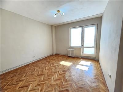 Apartament cu 3 camere, 2 bai zona Tudor. Optional garaj.